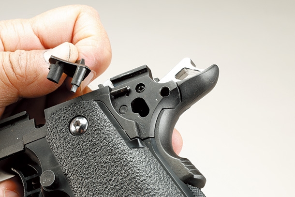 トリガー／ハンマーの組み込み