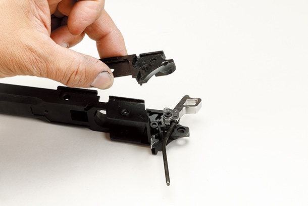 トリガー／ハンマーの組み込み