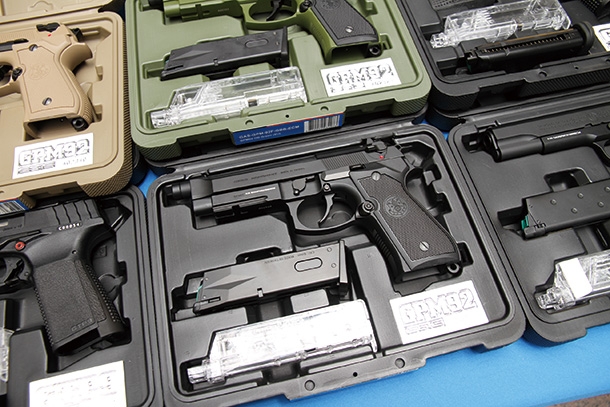 海外で販売されているG&Gアーマメント製の総金属製ガスブローバックガンGPM92。海外メーカー製ハンドガンの場合、内閣府令の定める「模造けん銃の所持の禁止」に抵触するおそれがあります。また、海外製のエアガン用ガスボンベは日本での使用が禁止されています