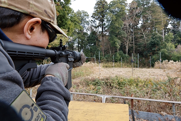 50m先にあるターゲットを電動ガンで撃っているところ。50m先にBB弾は到達するが狙って当てられる距離ではない