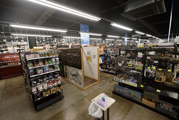 専門店は品ぞろえはもちろん実際に商品を手に取って確かめることができたり、わからないことがあれば店員さんに質問できる