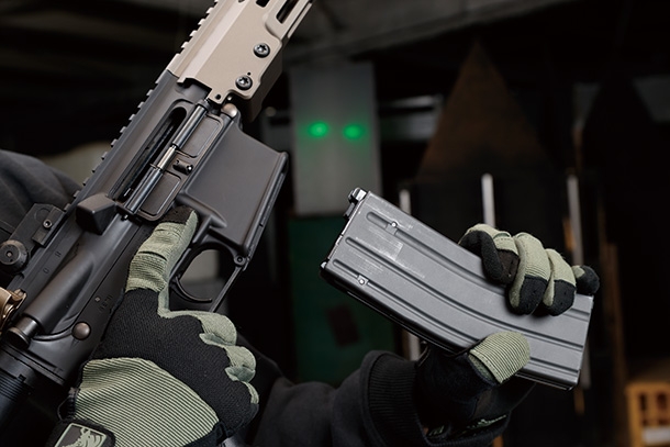 チャンバー内にBB弾がないことを確認後マガジンを外し、安全装置をかけて保管しよう