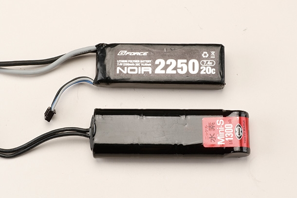 電動ガン用として販売されているバッテリー。写真上がリチウムポリマーバッテリー（ジーフォース製、電圧7.4V）、写真下がニッケル水素（東京マルイ製、電圧8.4V）