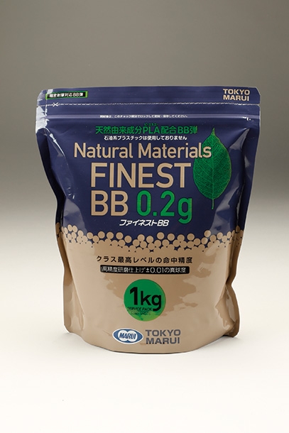 対象年齢18歳以上用のエアガンなら重さ0.20gのBB弾を揃えよう。また、対象年齢10歳以上用のエアガンなら重さ0.12gのBB弾を選ぼう。飛距離は初速やホップアップ、バレル長により異なるので、ライフルのほうが飛距離が出るとは限らない