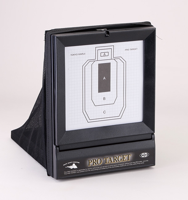 東京マルイの「プロ・ターゲット」は折りたたみできるポータブルターゲット。跳弾を防ぎBB弾が飛び散らないバックネットが付いています