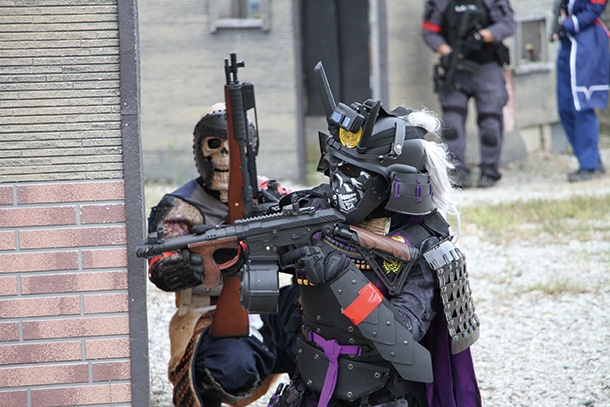 甲冑を着た武士のコスプレでサバゲに参加しているプレーヤー。フィールドではかなり目立っていたが、楽しみ方は人それぞれだ