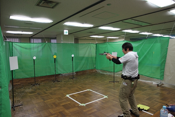エアガンを使った代表的な射撃競技であるリミティッドの様子。のべ200名の参加者が全国から集まって射撃の腕を競い合います