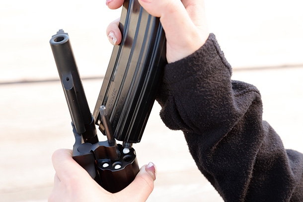 「ハンドガンの射撃準備」ガスブローバックガン／ノンブローバックガスガン