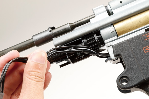 メカボックスからチャンバーASSYを外す方法。まずはチャンバー左側の配線ホルダーから配線を外す