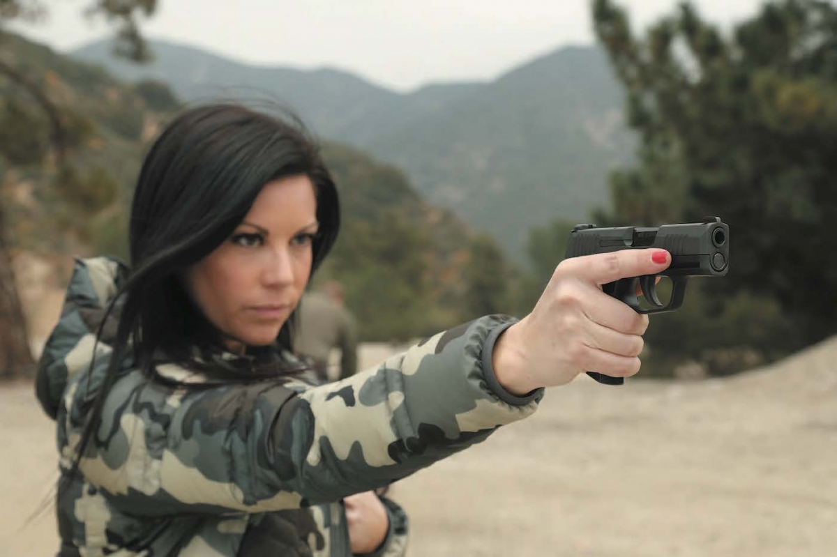 銃　女性 